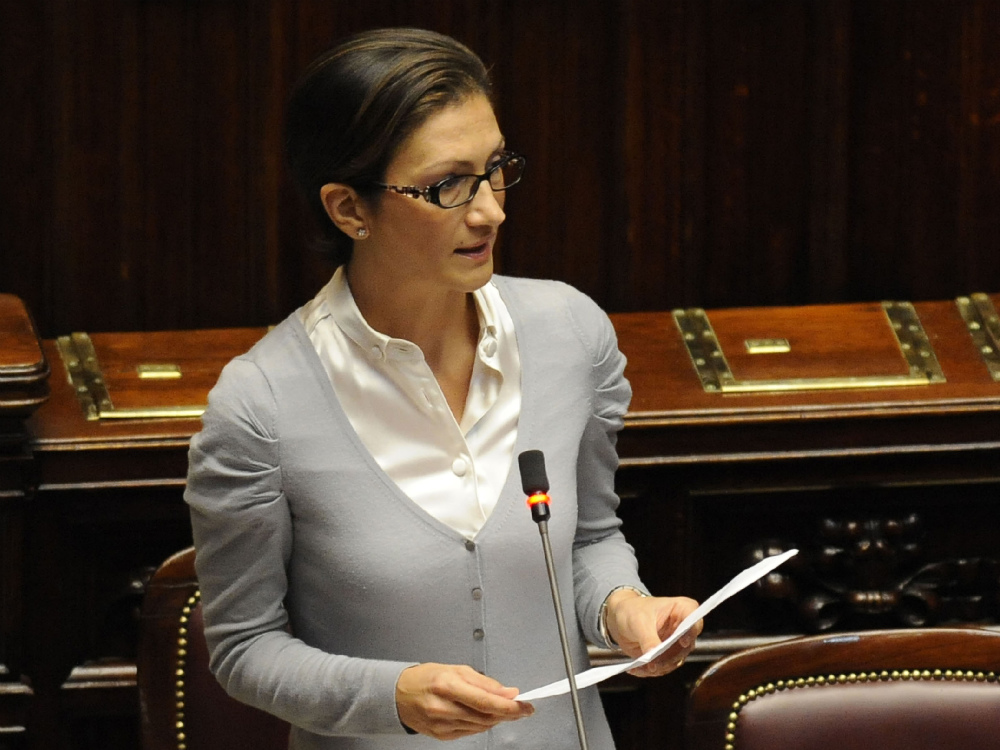 Il ministro Maria Stella Gelmini firma la riforma universitaria    