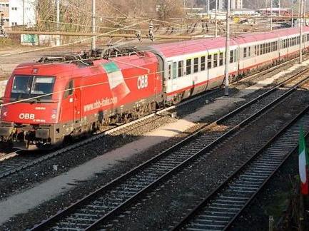 
 Il treno Venezia-Monaco in transito alla stazione di Vicenza