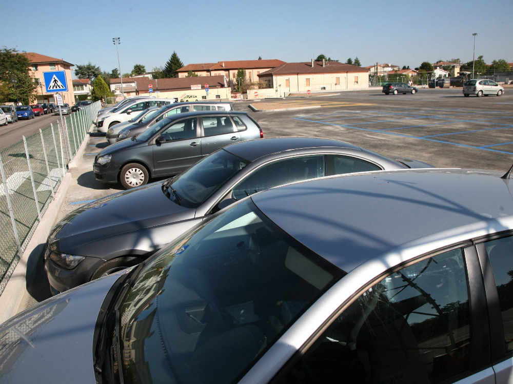 Il nuovo parcheggio con le prime auto in sosta. FOTO CECCON    