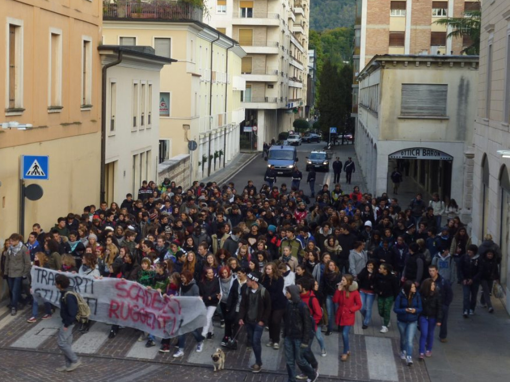 Il corteo studentesco di protesta sfila in centro storico. LIRUSSO 