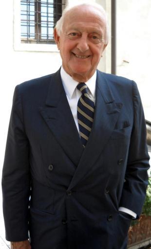 
 Arrigo Cipriani, 79 anni. «Non mi convertirò mai alle prenotazioni al tavolo con l'iPad. Il cuoco deve vedere la calligrafia della comanda perché così si stabilisce un legame vivo tra la cucina e l'ospite»|
 La copertina del celebre libro di Cipriani, la sua biografia
