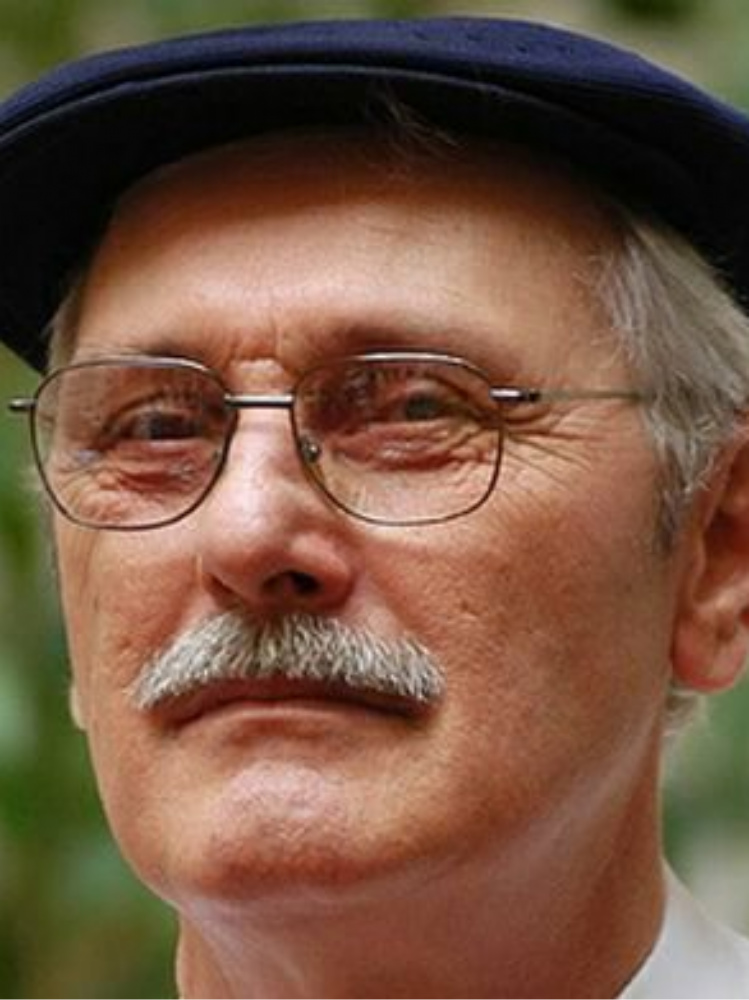 Antonio Pennacchi è nato a Latina nel 1950 da madre veneta e padre umbro. Ha vinto il Premio Strega 2010 con “Canale Mussolini”   
