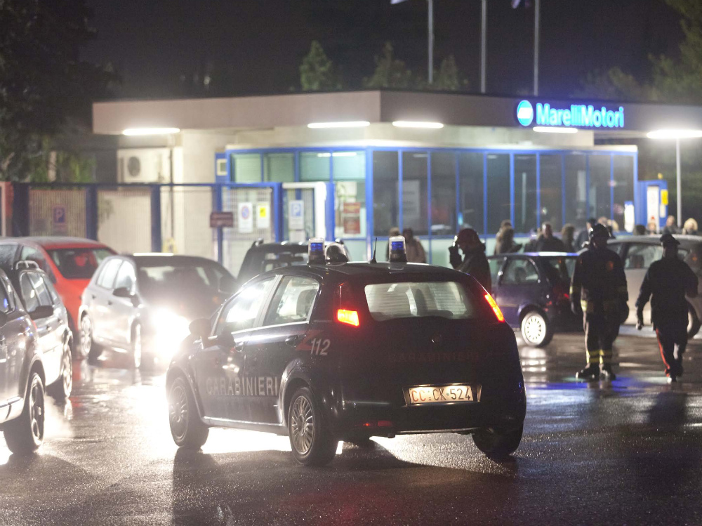 I carabinieri giunti alla Marelli hanno fatto evacuare le oltre mille persone presenti. FOTOSERVIZIO CASTAGNA 