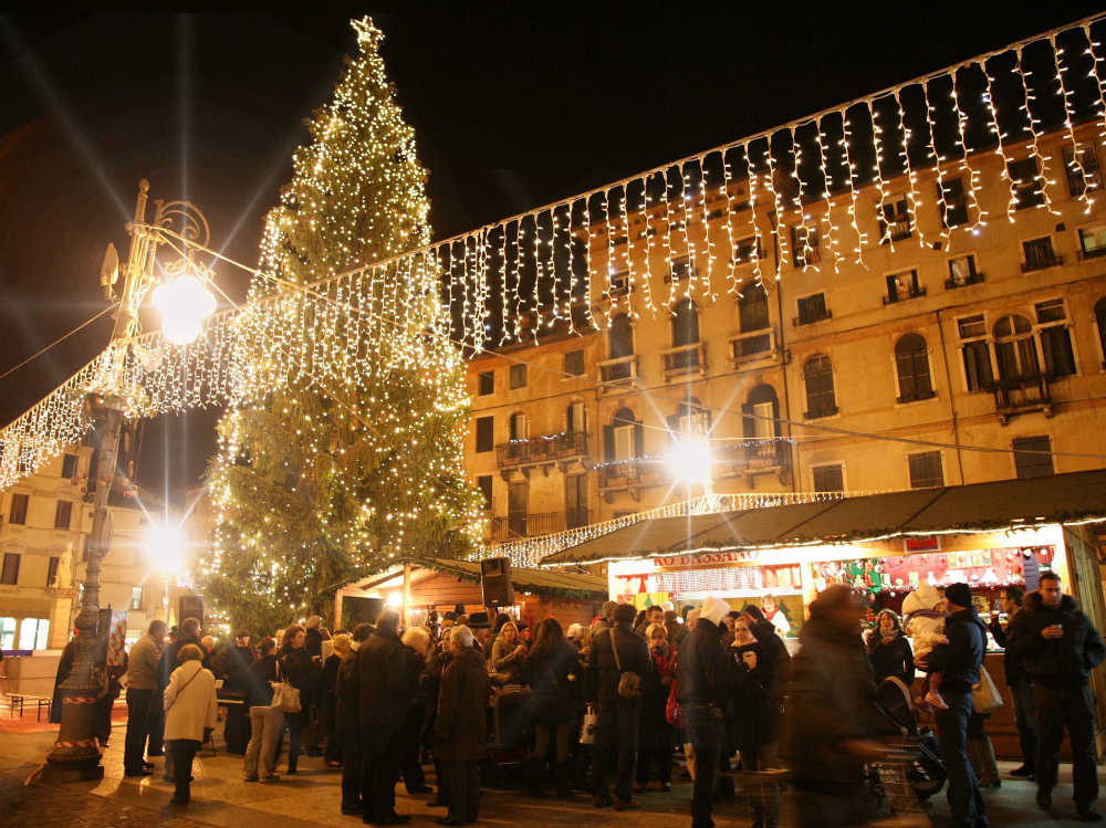 Piazza Libertà in questi giorni di festa. Ai piedi dell’abete, la casetta della ProBassano FOTO CECCON 