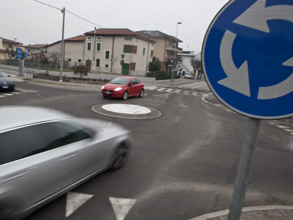 La nuova mini-rotatoria in viale Italia a Creazzo fa discutere. M.C.   