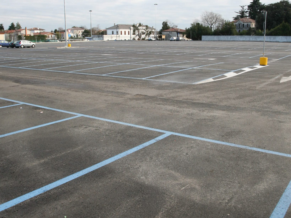 Il parcheggio “Le Piazze” quasi completamente vuoto. FOTO CECCON   
