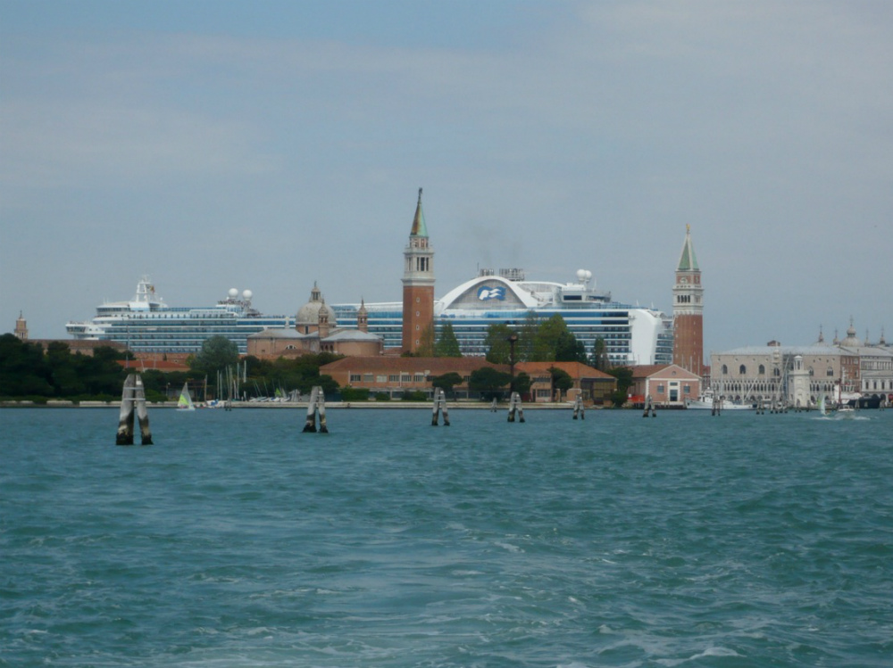 Impressionante la grandezza delle navi da crociera rispetto ai palazzi di Venezia