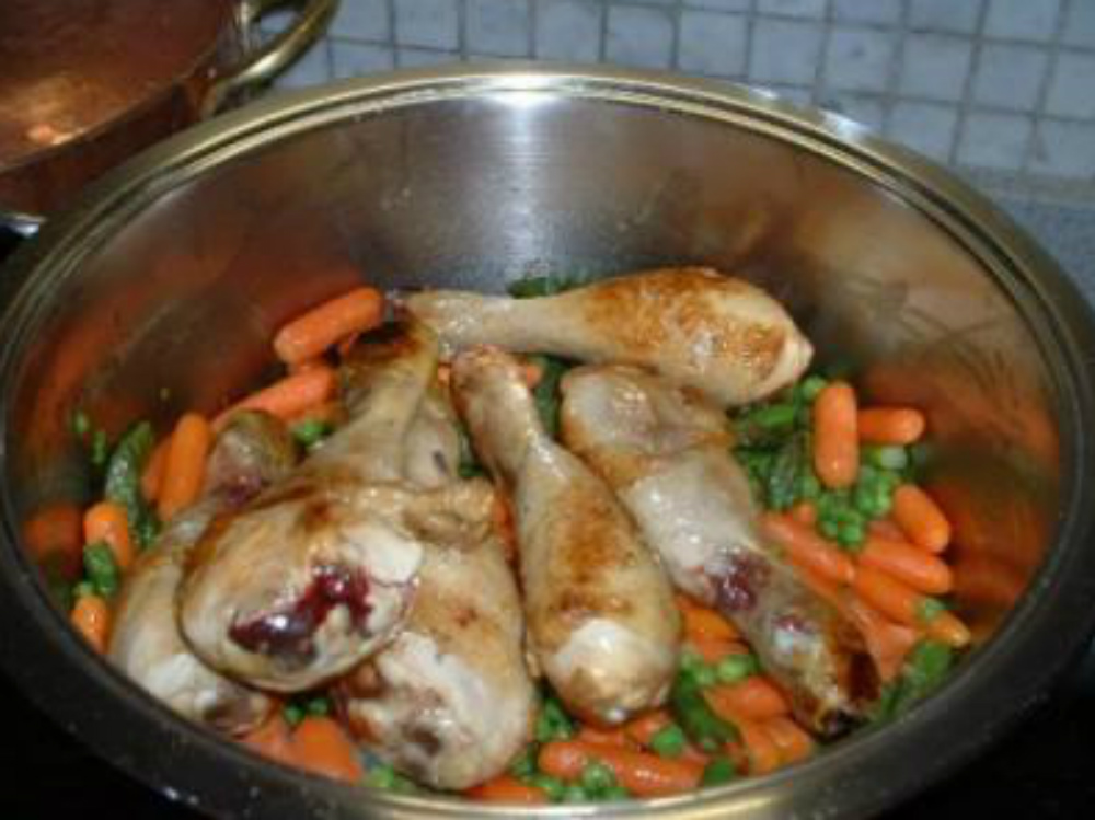 Un'immagine di repertorio di un pollo in pentola con le verdure