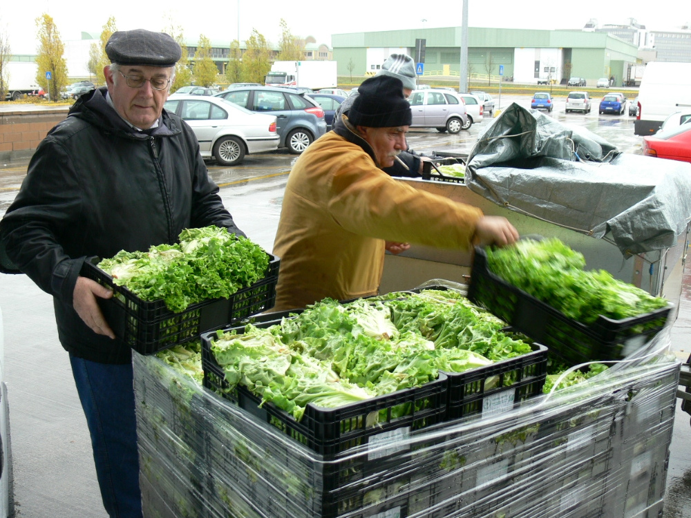Lo scarico di verdura al mercato. Nel riquadro l’avviso comparso in alcuni market: i prodotti scarseggiano   