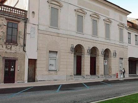 La facciata del teatro Astra in viale dei Martiri