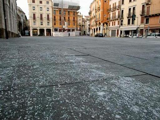 Piazza dei Signori: sembra ghiaccio ma invece è sale. COLORFOTO
