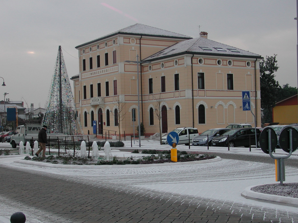 Lampioni davanti al municipio.S.C.   