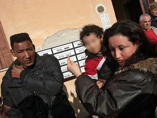 La famiglia Chouchane davanti all'abitazione a Cavazzale. COLORFOTO|
 Ufficiale giudiziario e proprietario
