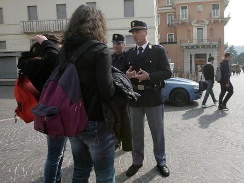 La polizia mette in guardia i ragazzi  per evitare che  altre persone vengano prese di mira dalla banda