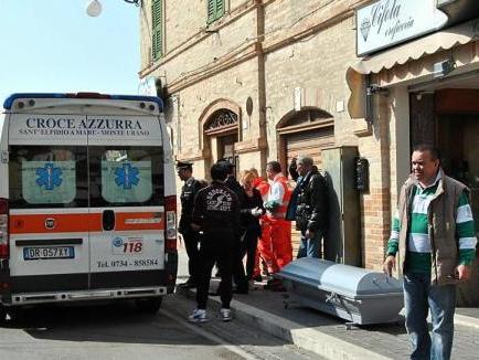 L'esterno della gioielleria dove la rapinatrice è morta dopo l'irruzione