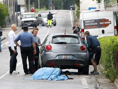Un'immagine drammatica dell'incidente di Sant'Eulalia: a terra il corpo dello sfortunato Daniele Carta, deceduto sul colpo