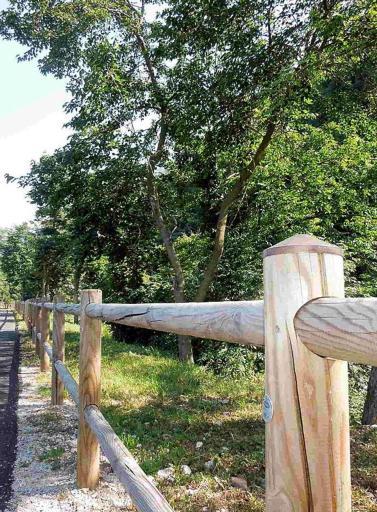 Uno dei pochi paletti integri rimasti lungo la pista ciclabile. K.ZILLIKEN