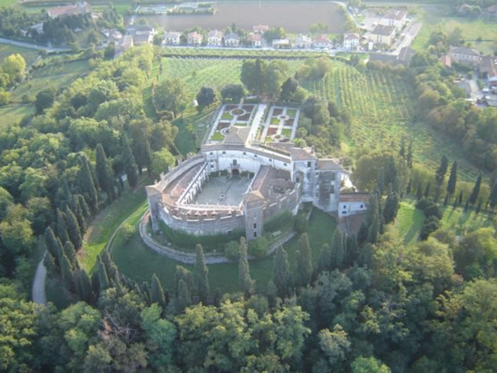 La villa-castello di Montegalda immersa nel verde. A.GREGOLIN 