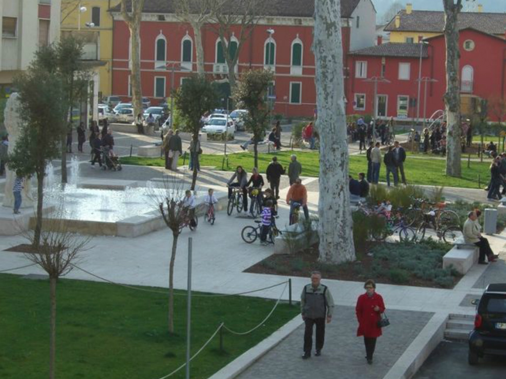 Aiuole e spazi verdi in piazza Campo Marzio. FOTO ARCHIVIO   