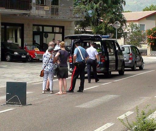 Il luogo dell'incidente in via Trieste, presidiato da Cc e vigili.  E.CU.