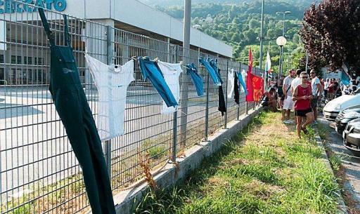 Tute e grembiuli appesi alla recinzione della &ldquo;Ceccato&rdquo; per protesta