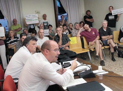 Sala consiliare piuttosto affollata, presenti con cartelloni esponenti del comitato &ldquo;No G.O.L.F.&rdquo;. FOTO STELLA
