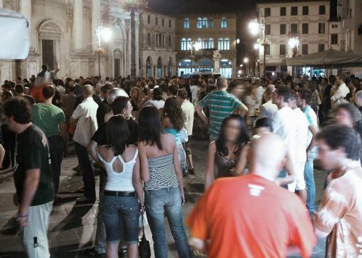 Piazza gremita di sera in centro. Lunedì, un incontro fra residenti e Amministrazione per affrontare i problemi del quartiere |
 L'assessore Dino Boesso