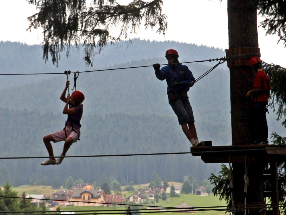 Turisti dell’Altopiano si cimentano nell’Acropark    