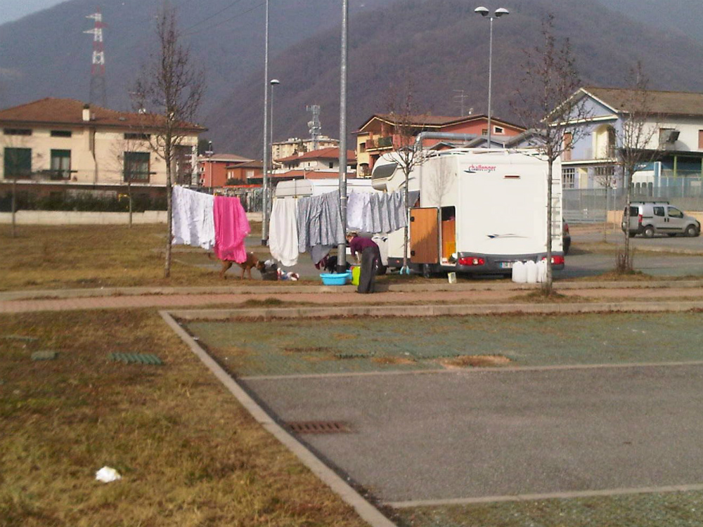 Un accampamento abusivo di nomadi con roulotte e camper. ARCHIVIO 