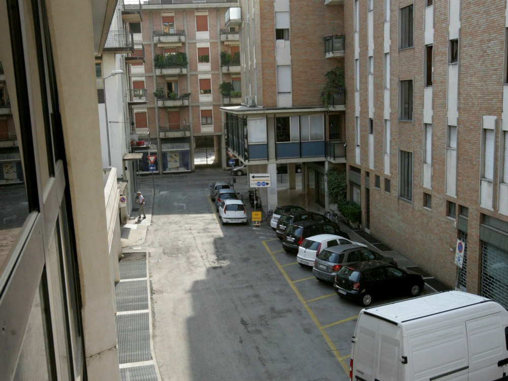 Una veduta di via Napoli meta di spacciatori e tossicodipendenti   