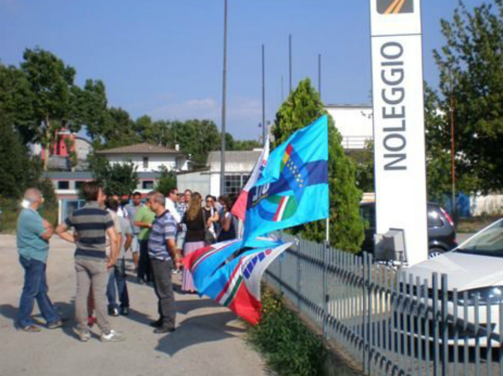 I lavoratori ieri davanti al cancelli dell’azienda di Alte. A.F.   