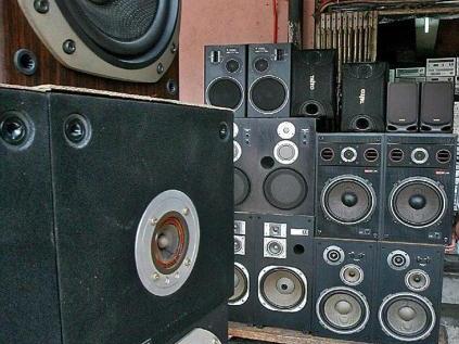 Le casse dello stereo a  tutto volume. Poi è scatta la segnalazione