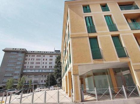Uno dei negozi  chiusi nel quartiere di San Vincenzo. Sullo sfondo l'ospedale “Boldrini”. FOTO DONOVAN CISCATO