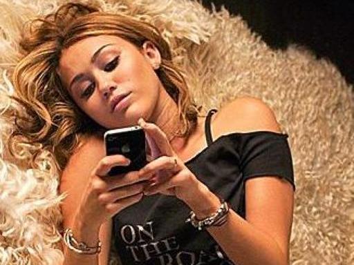 Miley Cyrus in «LOL»