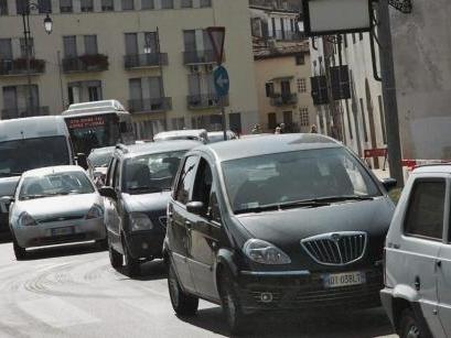 Autobus e biciclette sgomitano nel traffico a ponte degli Angeli. COLORFOTO ARTIGIANA