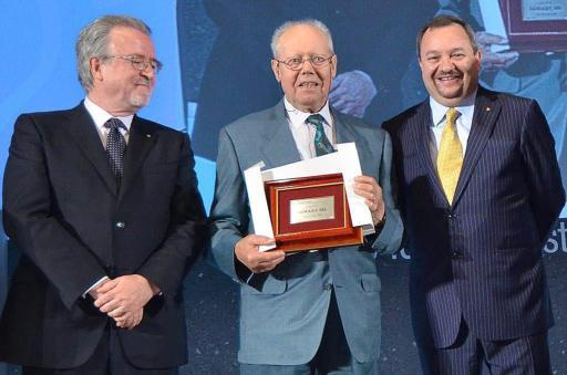 Pietro Vaccari premiato dal presidente di Confindustria Zigliotto ( a destra) e dal predecessore Zuccato