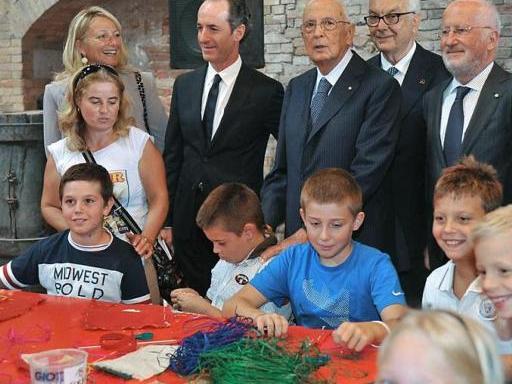 Napolitano con le autorità e una scolaresca al Padiglione Italia