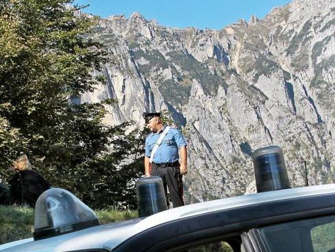 I militari impegnati a controllare la zona e ad identificare i partecipanti. FOTOSERVIZIO STELLA