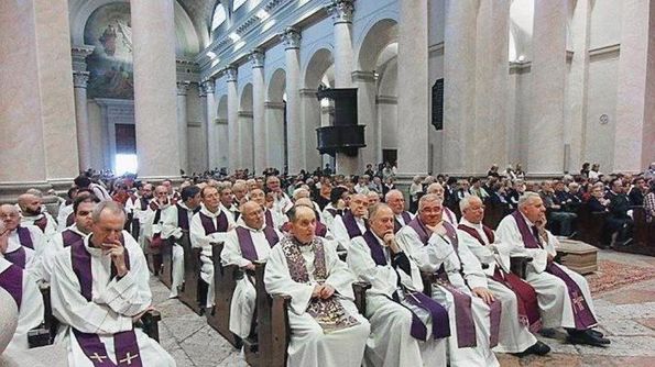 Sacerdoti vicentini durante una celebrazione